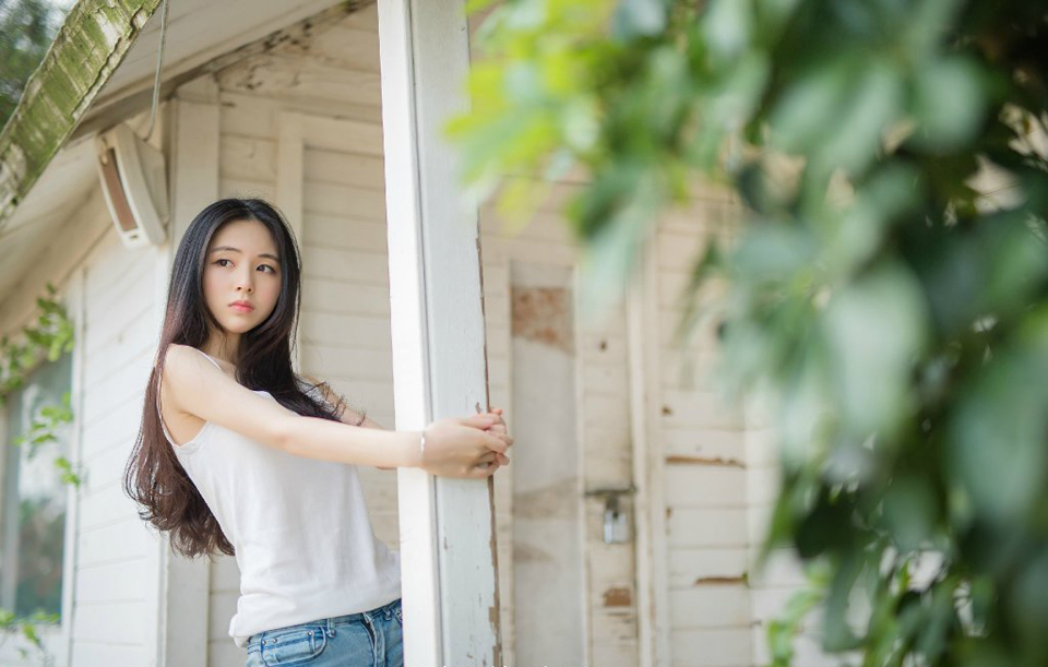太爱一个人，你会太在乎他/她会跟谁一起，心里是否有你;太爱一个人，会被他/她牵着鼻子走，完全不能自己;太爱一个人，会无原则地忍受他/她，慢慢他/她习惯这种纵容;太爱一个人，他/她会习惯你对他/她的好，而忘了自己也应该付出。